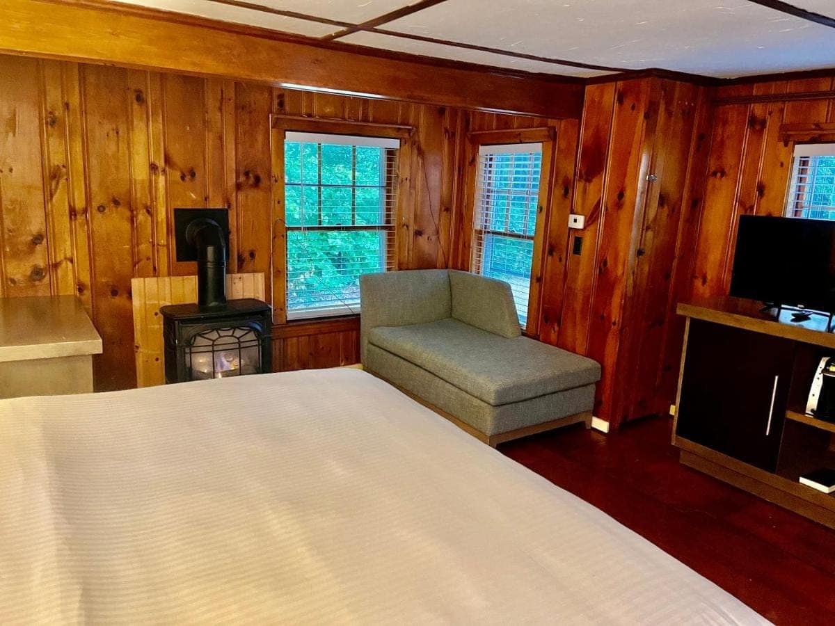 Bedroom with a gas stove, chaise longue and flat-screen TV