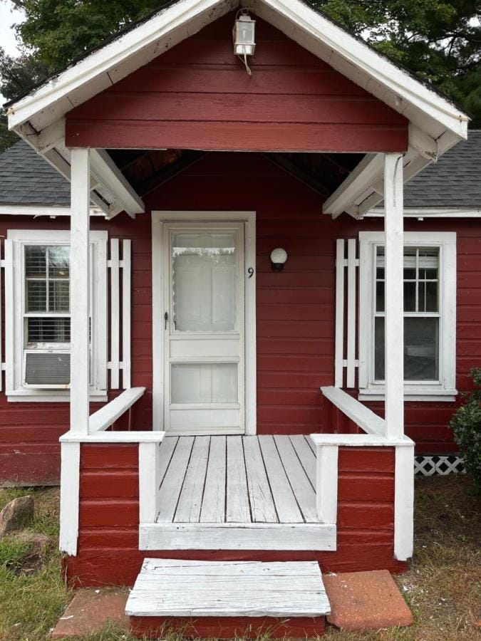Covered porch and private entrance of cabin nine